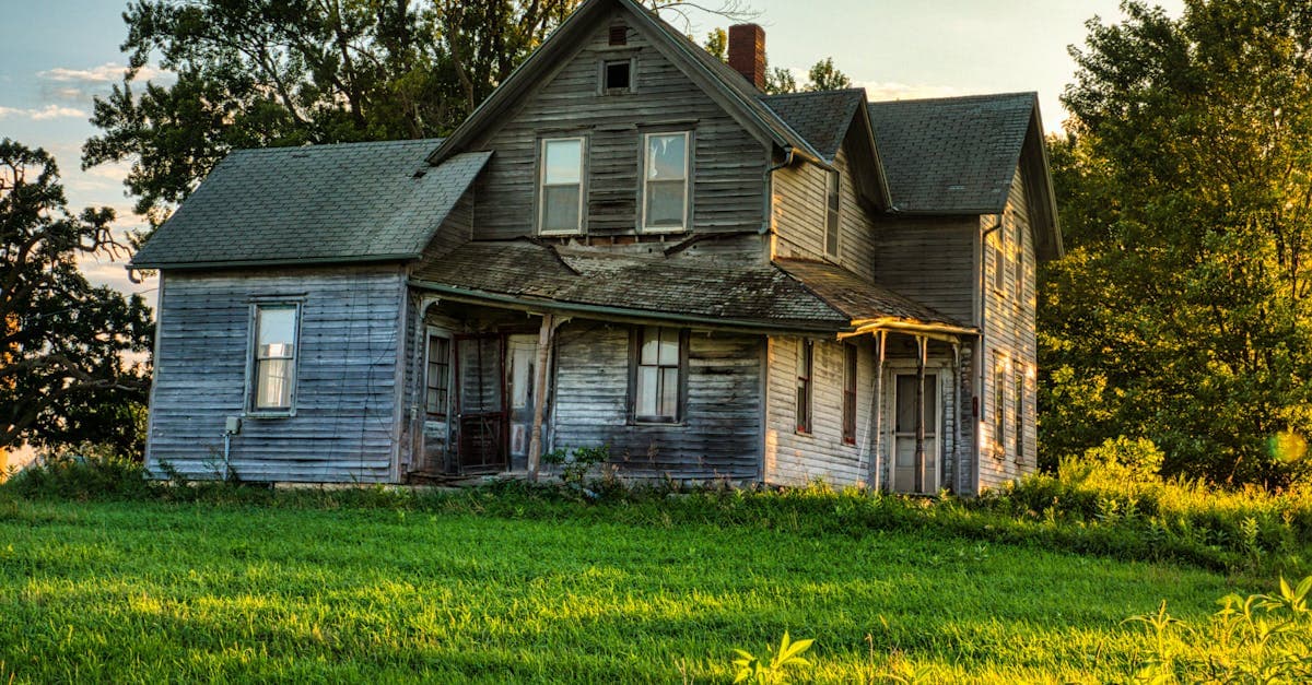 Cover Image for Vanished Abodes: The Allure and Mystery of Abandoned Homes